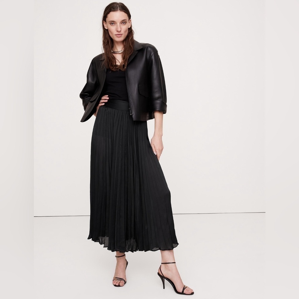 NWT! Banana Republic Black Pleated Skirt - Size Small 🌅2️⃣